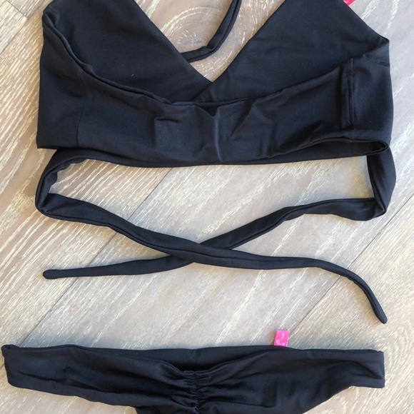 Black criss cross sexy scrunch butt bikini - Picture 10 of 10